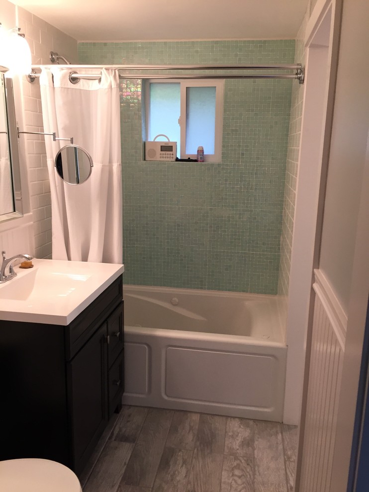 Diseño de cuarto de baño clásico renovado con bañera empotrada, paredes grises y suelo de baldosas de cerámica