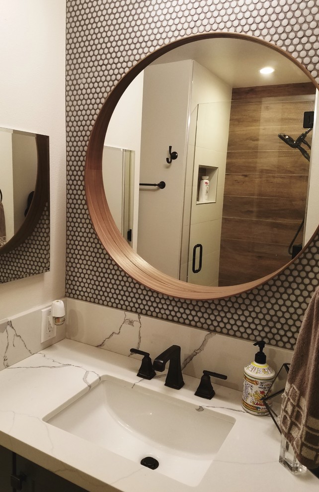Стильный дизайн: маленькая ванная комната в стиле неоклассика (современная классика) с фасадами в стиле шейкер, серыми фасадами, душем в нише, раздельным унитазом, зеленой плиткой, керамогранитной плиткой, белыми стенами, полом из керамогранита, душевой кабиной, врезной раковиной, столешницей из искусственного кварца, белым полом, душем с распашными дверями и белой столешницей для на участке и в саду - последний тренд