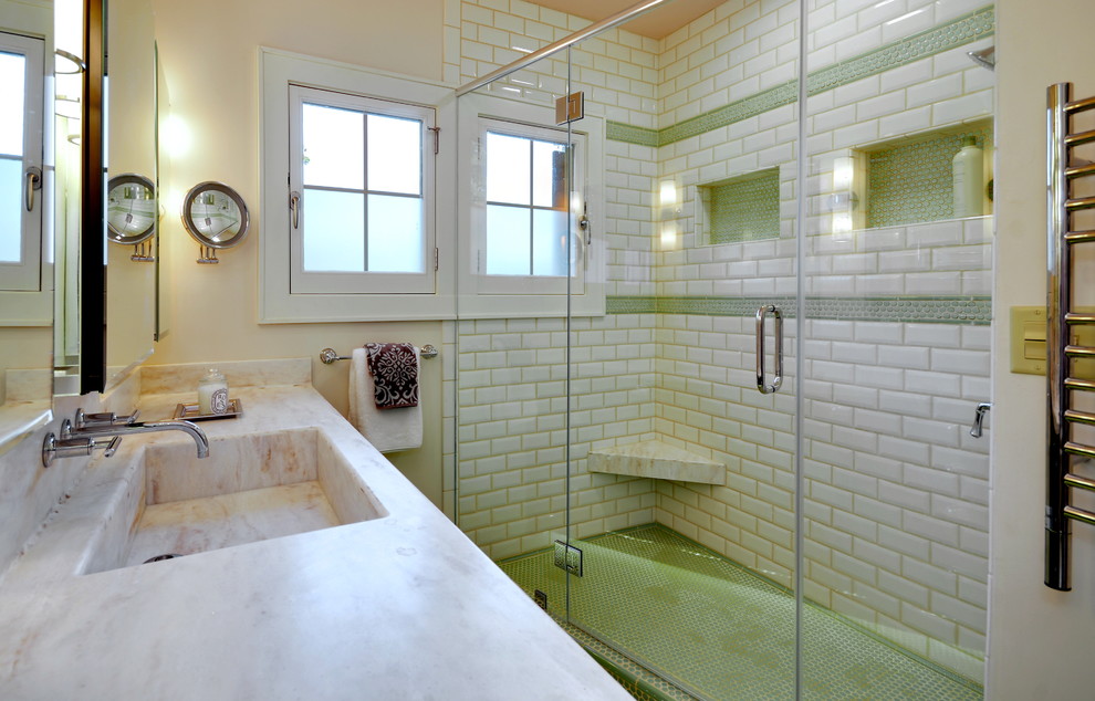 Inspiration pour une salle de bain traditionnelle avec un lavabo intégré et une fenêtre.