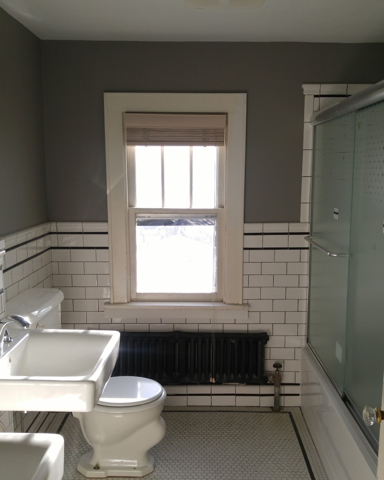На фото: маленькая главная ванная комната в классическом стиле с ванной в нише, инсталляцией, черно-белой плиткой, керамической плиткой, серыми стенами, полом из мозаичной плитки и подвесной раковиной для на участке и в саду