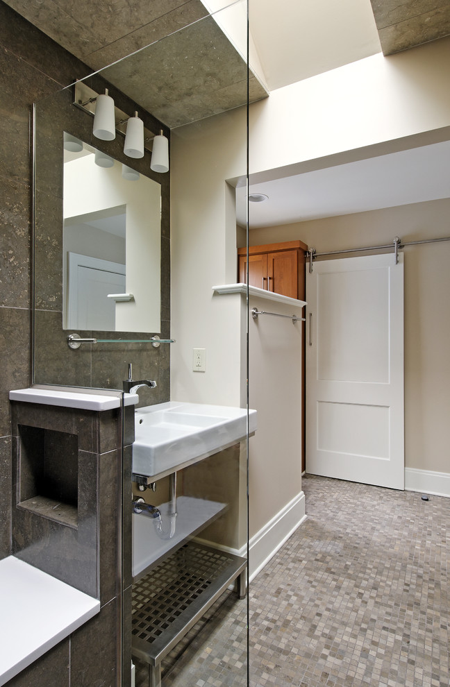 他の地域にあるコンテンポラリースタイルのおしゃれな浴室 (モザイクタイル、壁付け型シンク、照明) の写真