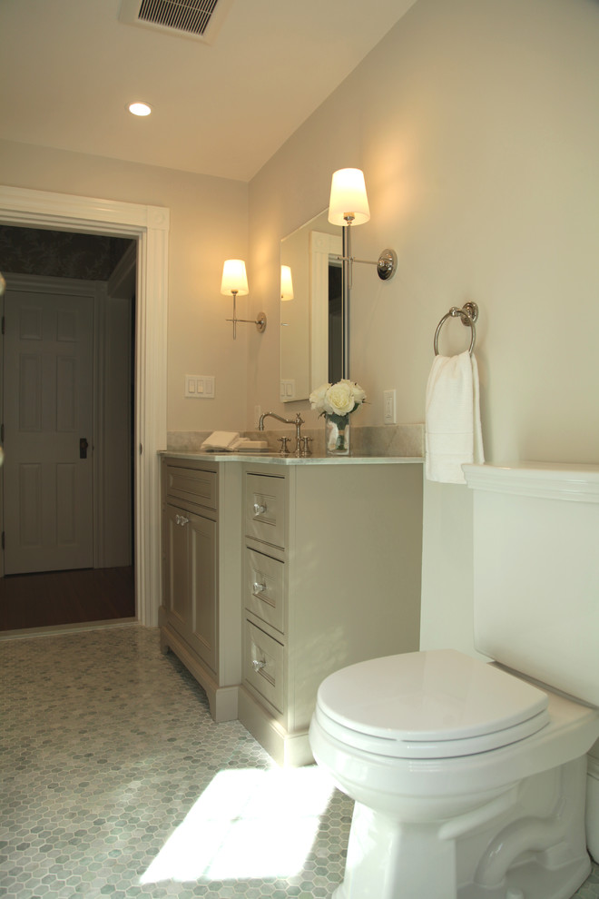 Idéer för att renovera ett mellanstort vintage grå grått badrum med dusch, med möbel-liknande, en dusch i en alkov, en toalettstol med separat cisternkåpa, beige väggar, mosaikgolv, ett undermonterad handfat, marmorbänkskiva, grönt golv och dusch med gångjärnsdörr