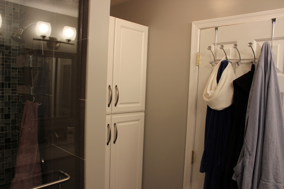 Mittelgroßes Modernes Duschbad mit Unterbauwaschbecken, profilierten Schrankfronten, weißen Schränken, Quarzit-Waschtisch, offener Dusche, grauen Fliesen, Porzellanfliesen, grauer Wandfarbe und Keramikboden in Baltimore
