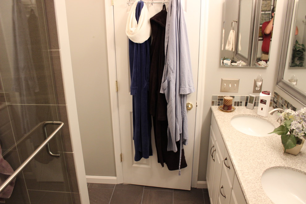 Idéer för mellanstora funkis badrum med dusch, med ett undermonterad handfat, luckor med upphöjd panel, vita skåp, bänkskiva i kvartsit, en öppen dusch, grå kakel, porslinskakel, grå väggar och klinkergolv i keramik