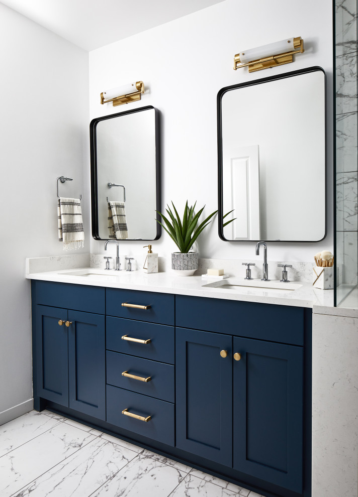 Foto de cuarto de baño principal clásico renovado de tamaño medio con puertas de armario azules y encimeras blancas