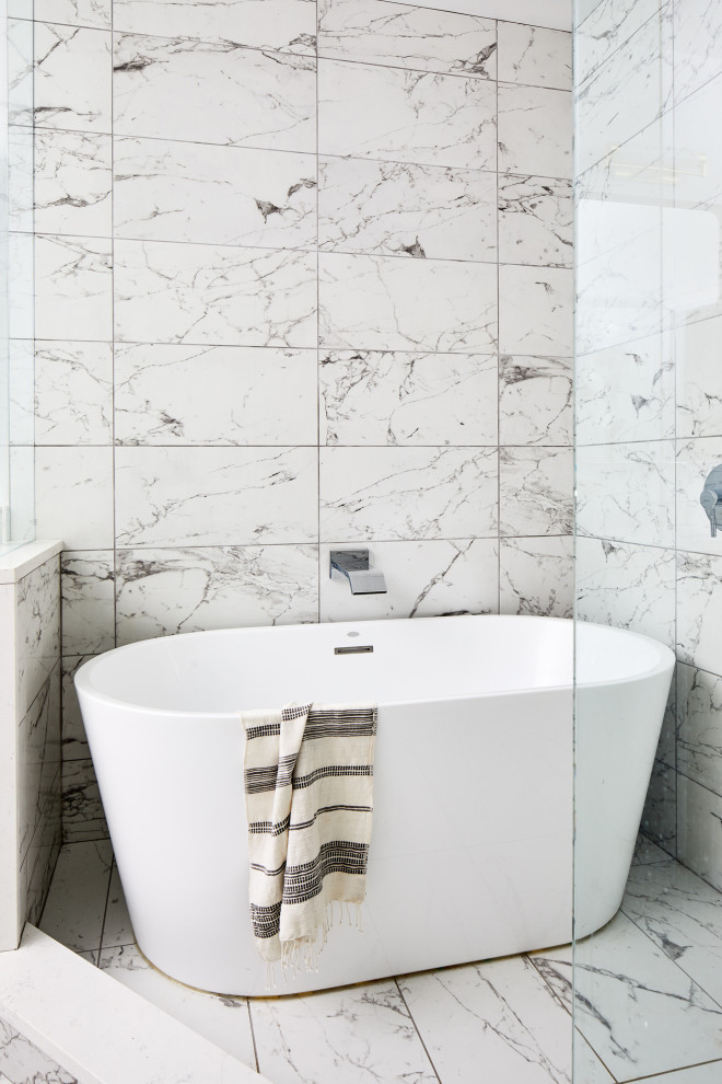 Источник вдохновения для домашнего уюта: главная ванная комната среднего размера в стиле неоклассика (современная классика) с синими фасадами и белой столешницей