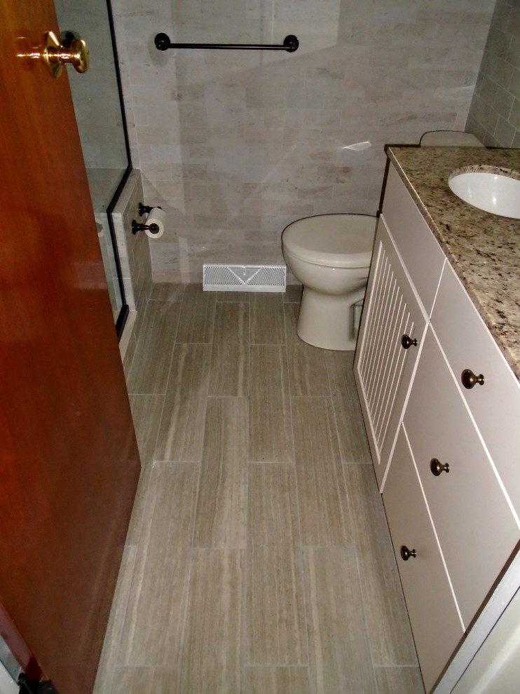 Idee per una stanza da bagno con doccia moderna di medie dimensioni con ante bianche, top in granito e piastrelle bianche