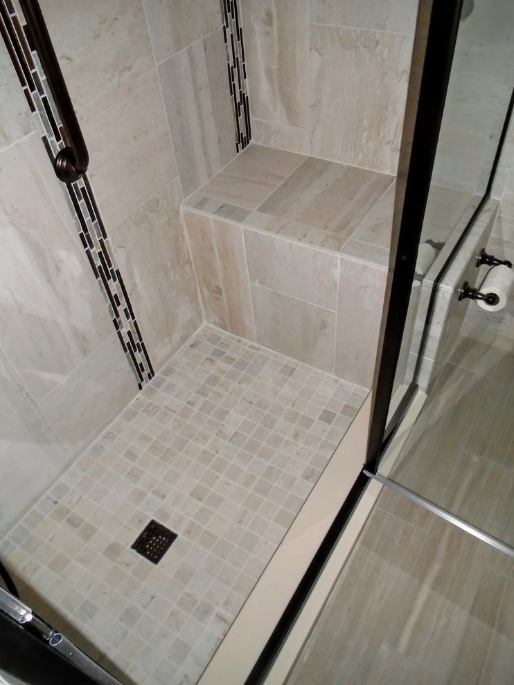 Esempio di una stanza da bagno con doccia minimalista di medie dimensioni con ante bianche, top in granito e piastrelle bianche