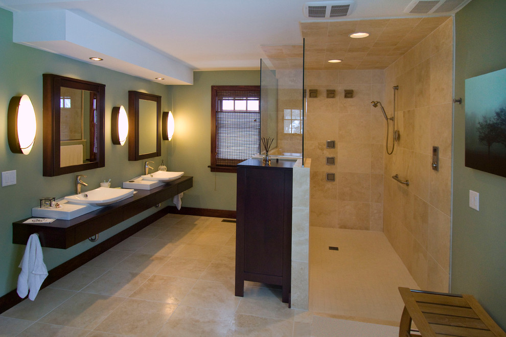 Пример оригинального дизайна: большая главная ванная комната в восточном стиле с монолитной раковиной, столешницей из дерева, отдельно стоящей ванной, угловым душем, унитазом-моноблоком, бежевой плиткой, керамической плиткой, зелеными стенами, полом из керамической плитки, фасадами островного типа и темными деревянными фасадами