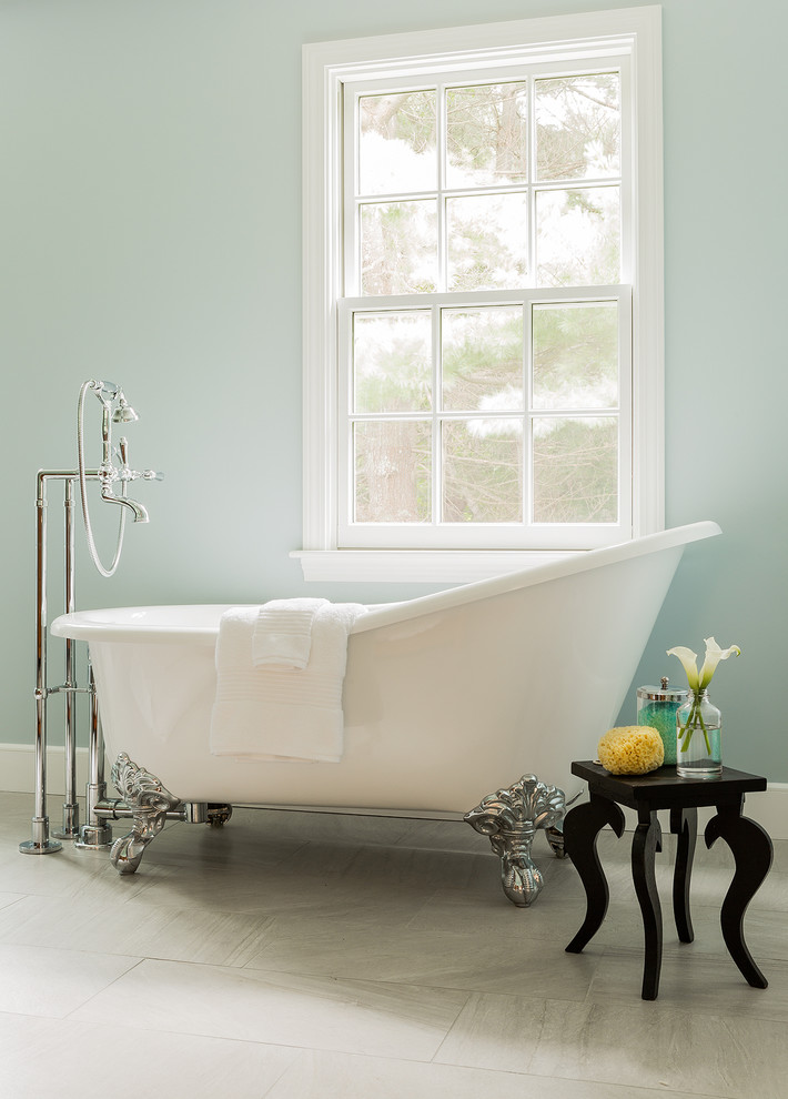 Imagen de cuarto de baño clásico con bañera con patas