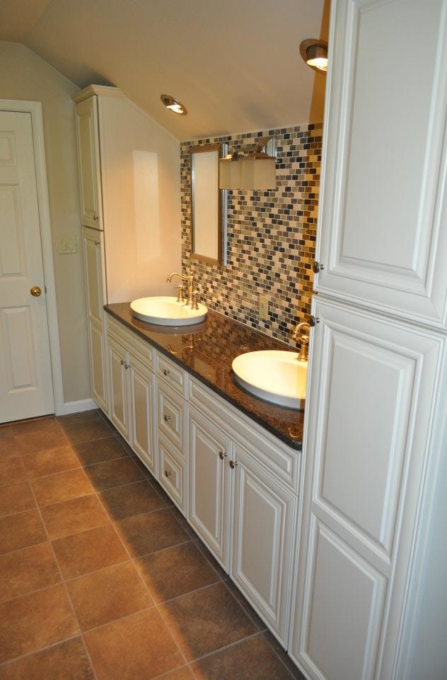Idée de décoration pour une grande salle de bain principale design avec un placard avec porte à panneau surélevé, des portes de placard blanches, une baignoire indépendante, une douche d'angle, un carrelage beige, des carreaux de céramique, un mur beige, un sol en carrelage de céramique, un lavabo posé, un plan de toilette en granite, un sol marron et une cabine de douche à porte battante.