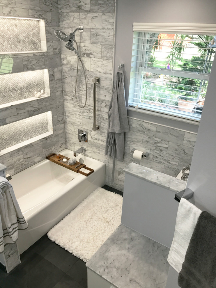 Inredning av ett modernt stort en-suite badrum, med skåp i shakerstil, vita skåp, ett platsbyggt badkar, en dusch/badkar-kombination, marmorkakel, grå väggar, skiffergolv, ett integrerad handfat, marmorbänkskiva, grått golv och med dusch som är öppen