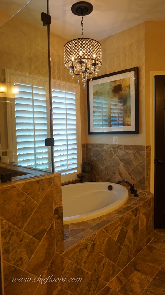 Inspiration för mellanstora klassiska en-suite badrum, med luckor med upphöjd panel, vita skåp, ett platsbyggt badkar, en hörndusch, beige kakel, porslinskakel, beige väggar, klinkergolv i porslin, ett undermonterad handfat och granitbänkskiva