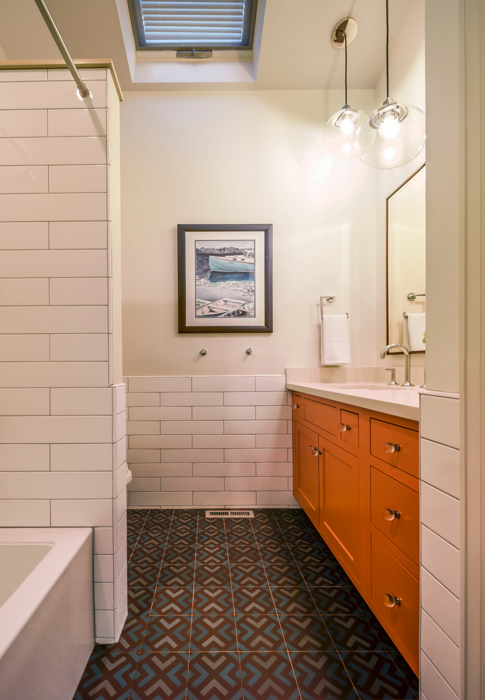 Пример оригинального дизайна: детская ванная комната среднего размера в современном стиле с оранжевыми фасадами