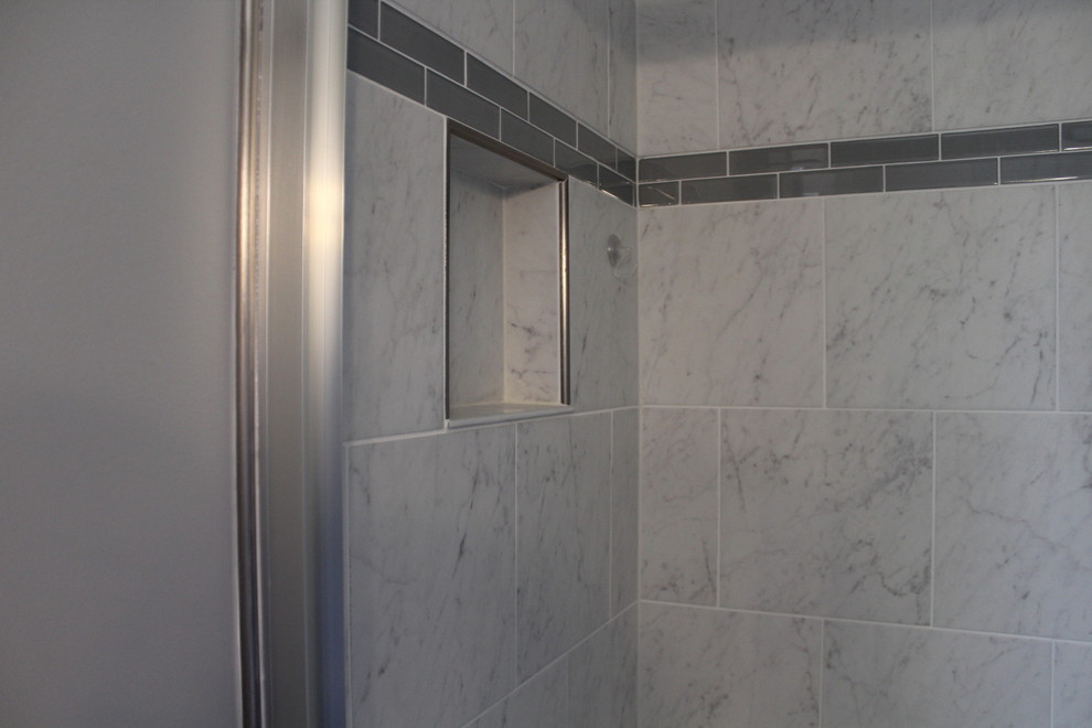 Стильный дизайн: маленькая ванная комната в классическом стиле с фасадами с филенкой типа жалюзи, серыми фасадами, ванной в нише, душем в нише, раздельным унитазом, серыми стенами, душевой кабиной, врезной раковиной, мраморной столешницей, серым полом и душем с раздвижными дверями для на участке и в саду - последний тренд
