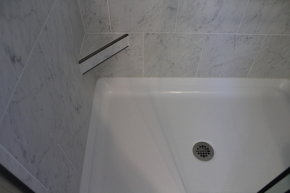 Idéer för ett litet klassiskt badrum med dusch, med luckor med lamellpanel, grå skåp, ett badkar i en alkov, en dusch i en alkov, en toalettstol med separat cisternkåpa, grå väggar, ett undermonterad handfat, marmorbänkskiva, grått golv och dusch med skjutdörr