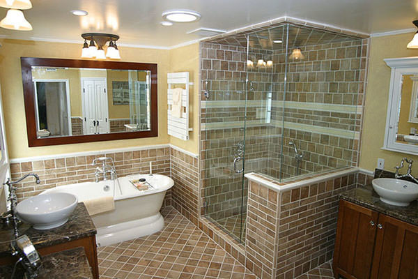 Пример оригинального дизайна: главная ванная комната среднего размера в современном стиле с фасадами островного типа, коричневыми фасадами, отдельно стоящей ванной, душевой комнатой, унитазом-моноблоком, красной плиткой, цементной плиткой, желтыми стенами, полом из керамической плитки, настольной раковиной, столешницей из гранита, фиолетовым полом и душем с распашными дверями
