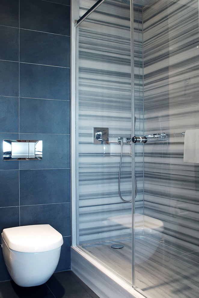 Foto di una piccola stanza da bagno con doccia moderna con zona vasca/doccia separata, WC monopezzo, piastrelle blu, piastrelle in ardesia, pareti blu, pavimento in ardesia, lavabo a consolle, pavimento nero e porta doccia a battente
