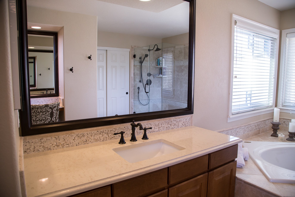 Стильный дизайн: главная ванная комната среднего размера в стиле неоклассика (современная классика) с угловой ванной, душем в нише, бежевой плиткой, каменной плиткой, бежевыми стенами и полом из травертина - последний тренд