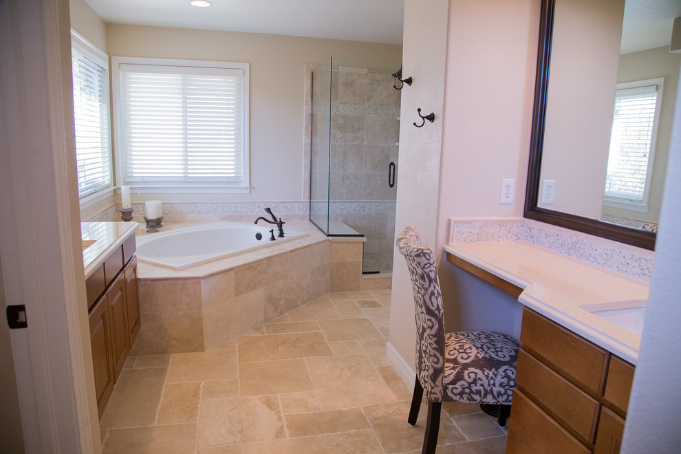 Exempel på ett mellanstort klassiskt en-suite badrum, med ett undermonterad handfat, bänkskiva i kvarts, ett hörnbadkar, en dusch i en alkov, beige kakel, stenkakel, beige väggar och travertin golv