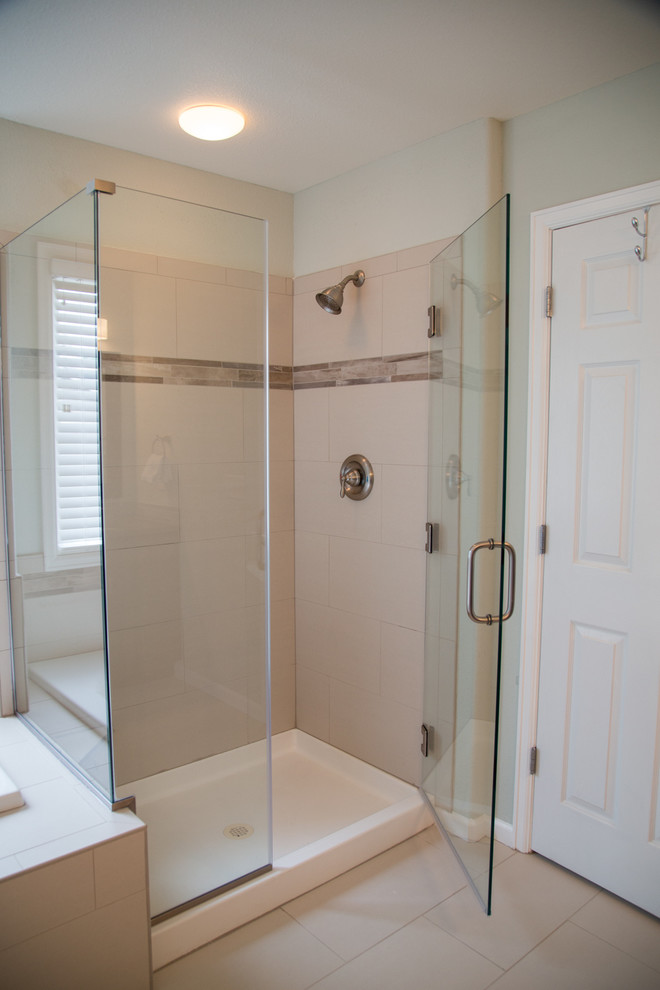 Immagine di una stanza da bagno padronale chic di medie dimensioni con ante lisce, ante nere, doccia ad angolo, piastrelle beige, piastrelle in ceramica, pareti bianche e pavimento con piastrelle in ceramica