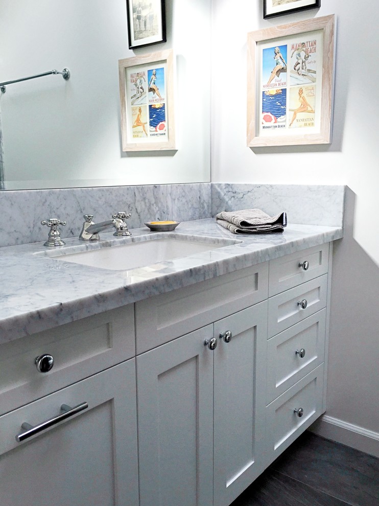 Стильный дизайн: ванная комната в морском стиле с серой плиткой - последний тренд