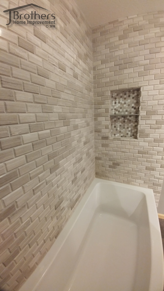 Esempio di una stanza da bagno minimal con ante lisce, ante in legno scuro, vasca ad alcova, vasca/doccia, WC monopezzo, pareti grigie, lavabo a bacinella e top in granito