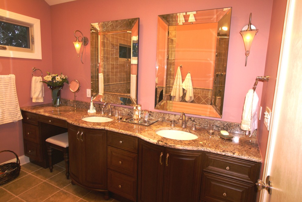 На фото: главная ванная комната среднего размера в современном стиле с фасадами с выступающей филенкой, темными деревянными фасадами, унитазом-моноблоком, бежевой плиткой, коричневой плиткой, керамической плиткой, розовыми стенами, полом из керамической плитки, столешницей из гранита, душем в нише и врезной раковиной