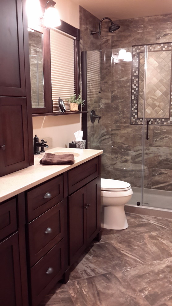 Bild på ett funkis badrum, med en hörndusch, grå kakel, mosaik, beige väggar, ett nedsänkt handfat och granitbänkskiva