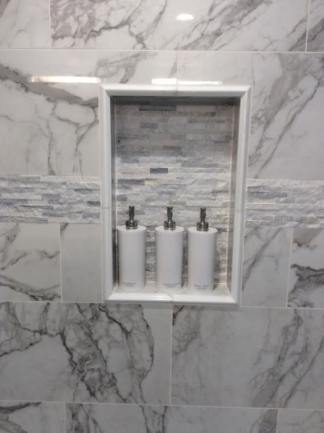 Klassisk inredning av ett mellanstort vit vitt en-suite badrum, med luckor med infälld panel, grå skåp, ett fristående badkar, en dubbeldusch, marmorkakel, grå väggar, klinkergolv i porslin, ett undermonterad handfat, bänkskiva i akrylsten, grått golv och dusch med gångjärnsdörr