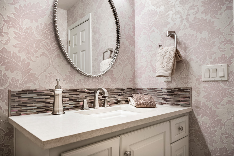 Exempel på ett mellanstort klassiskt badrum med dusch, med luckor med upphöjd panel, vita skåp, ett badkar i en alkov, en dusch/badkar-kombination, en toalettstol med separat cisternkåpa, flerfärgad kakel, mosaik, lila väggar, klinkergolv i porslin, ett undermonterad handfat och bänkskiva i kvarts