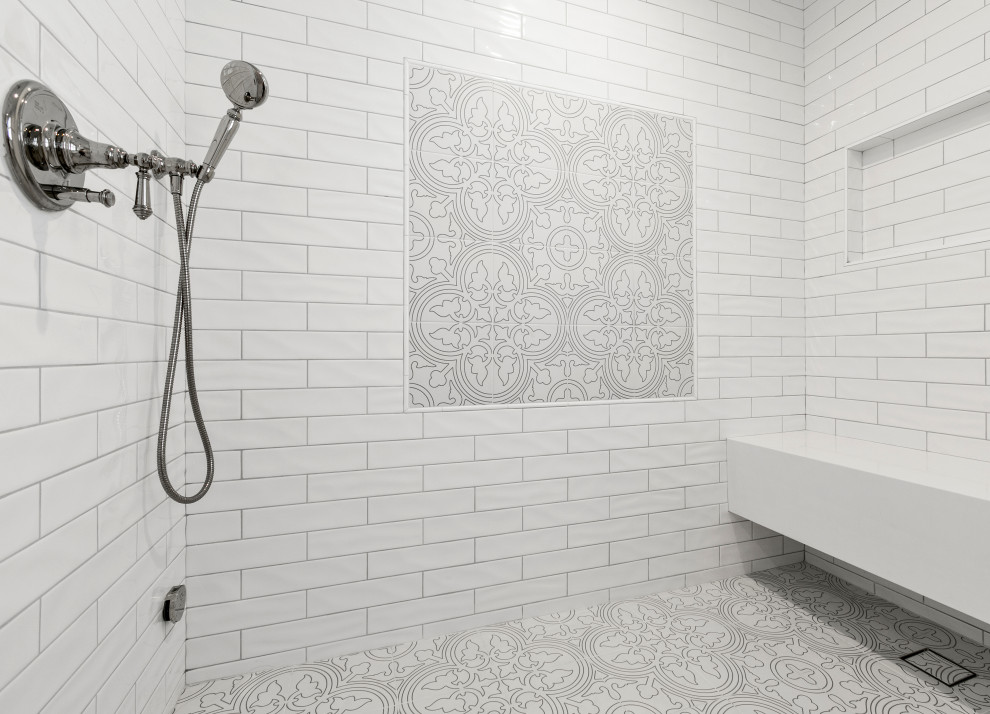Стильный дизайн: большая главная ванная комната в стиле неоклассика (современная классика) с фасадами островного типа, искусственно-состаренными фасадами, отдельно стоящей ванной, душевой комнатой, белой плиткой, плиткой кабанчик, белыми стенами, полом из керамогранита, разноцветным полом и белой столешницей - последний тренд