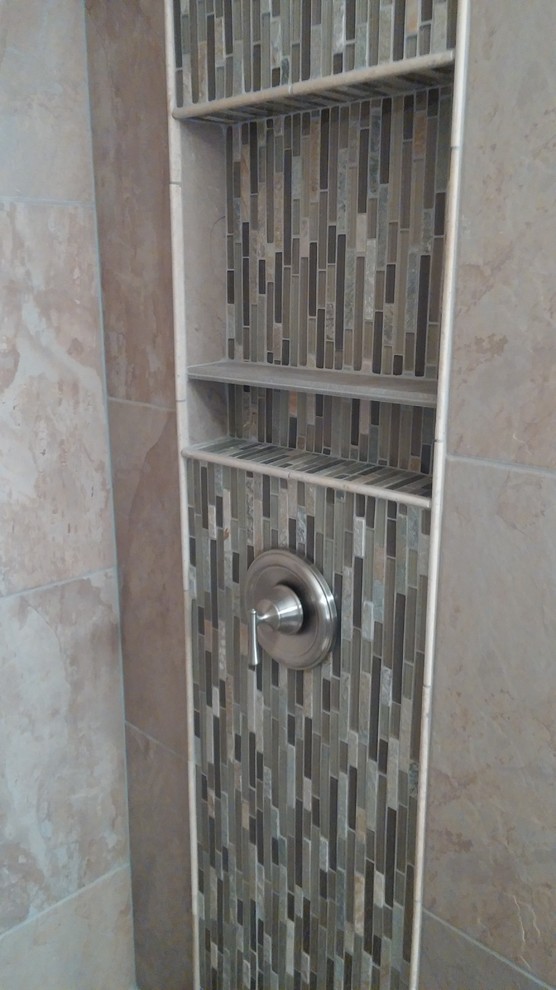 Inspiration för ett mellanstort funkis en-suite badrum, med ett integrerad handfat, släta luckor, skåp i mellenmörkt trä, marmorbänkskiva, en dusch i en alkov, en toalettstol med separat cisternkåpa, grå kakel, porslinskakel, grå väggar och klinkergolv i porslin