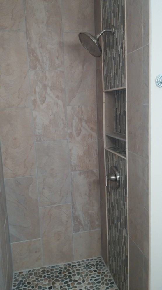 Cette photo montre une douche en alcôve principale tendance en bois brun de taille moyenne avec un lavabo intégré, un placard à porte plane, un plan de toilette en marbre, WC séparés, un carrelage gris, des carreaux de porcelaine, un mur gris et un sol en carrelage de porcelaine.