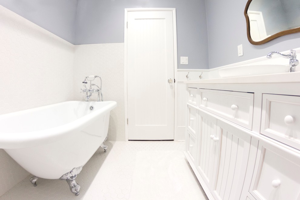 Réalisation d'une salle de bain principale minimaliste de taille moyenne avec un placard à porte shaker, des portes de placard blanches, une baignoire indépendante, WC à poser, un carrelage blanc, des carreaux de céramique, un mur violet, carreaux de ciment au sol, un plan vasque, un plan de toilette en quartz modifié, un sol blanc et un plan de toilette blanc.