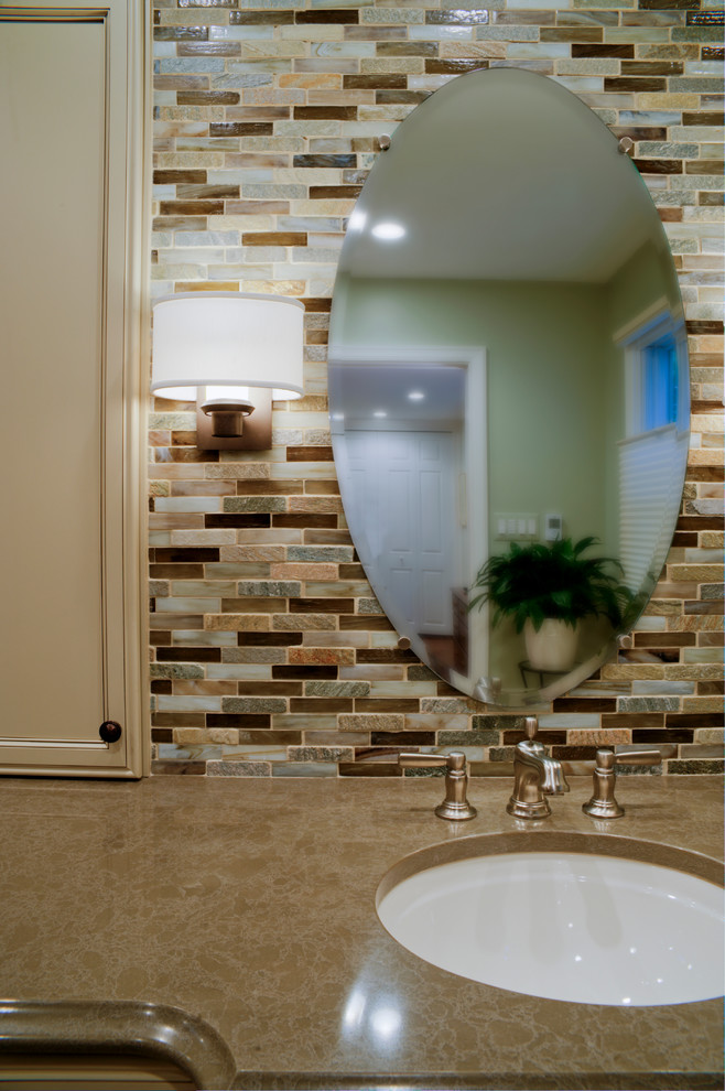 Inspiration för mellanstora klassiska en-suite badrum, med luckor med infälld panel, beige skåp, ett undermonterad handfat, granitbänkskiva, en dusch i en alkov, en toalettstol med hel cisternkåpa, flerfärgad kakel och gröna väggar