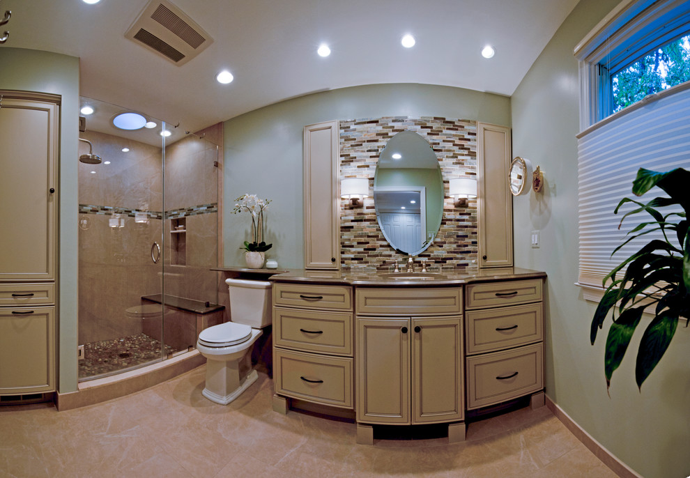 Inspiration för ett mellanstort funkis en-suite badrum, med luckor med infälld panel, beige skåp, granitbänkskiva, en dusch i en alkov, en toalettstol med hel cisternkåpa, flerfärgad kakel, ett undermonterad handfat, ett undermonterat badkar och gröna väggar