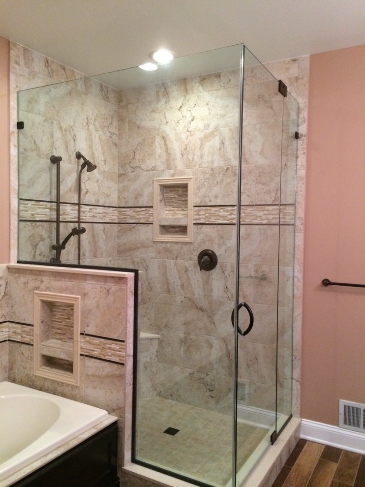 Exemple d'une salle de bain chic de taille moyenne avec un carrelage beige, mosaïque, un mur rose, un lavabo encastré et un plan de toilette en quartz modifié.
