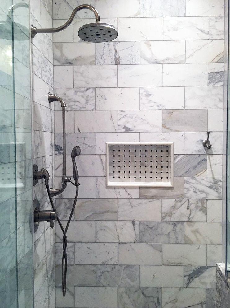 Idéer för ett mellanstort klassiskt vit en-suite badrum, med luckor med upphöjd panel, en dusch i en alkov, bänkskiva i kvarts, dusch med gångjärnsdörr, grå skåp, en toalettstol med separat cisternkåpa, vit kakel, marmorkakel, grå väggar, mörkt trägolv, ett nedsänkt handfat och brunt golv