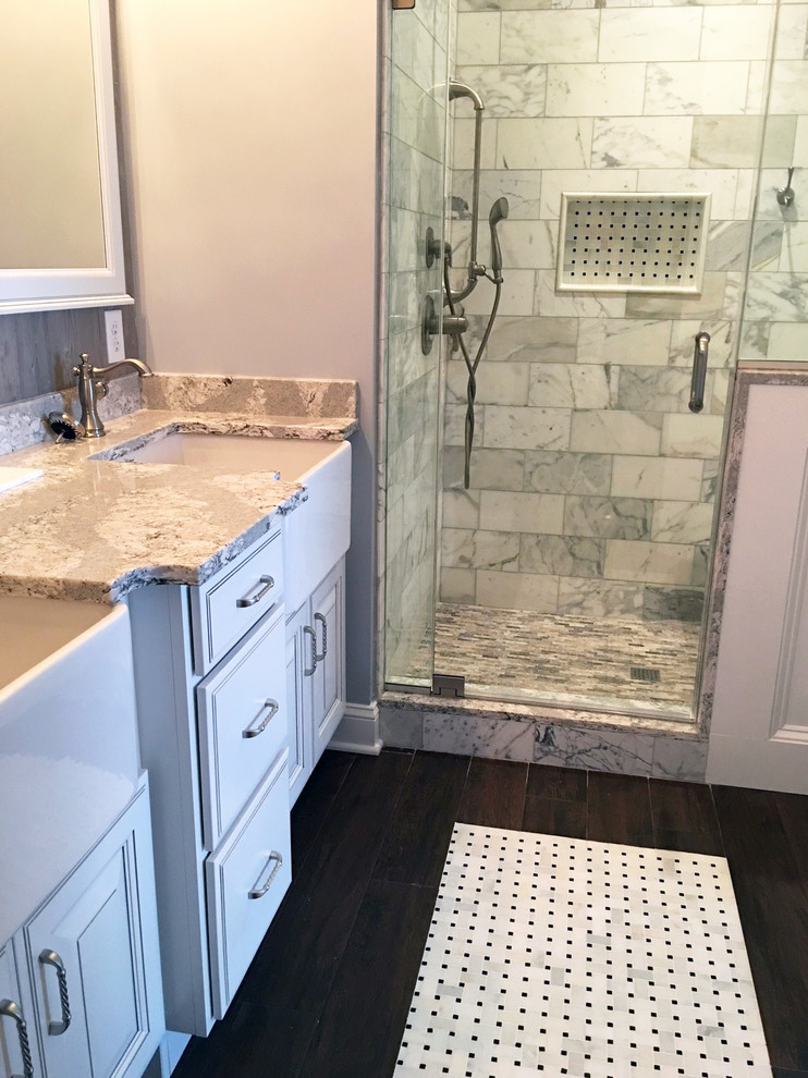 Idéer för mellanstora vintage vitt en-suite badrum, med luckor med upphöjd panel, en dusch i en alkov, bänkskiva i kvarts, dusch med gångjärnsdörr, grå skåp, en toalettstol med separat cisternkåpa, vit kakel, marmorkakel, grå väggar, mörkt trägolv, ett nedsänkt handfat och brunt golv