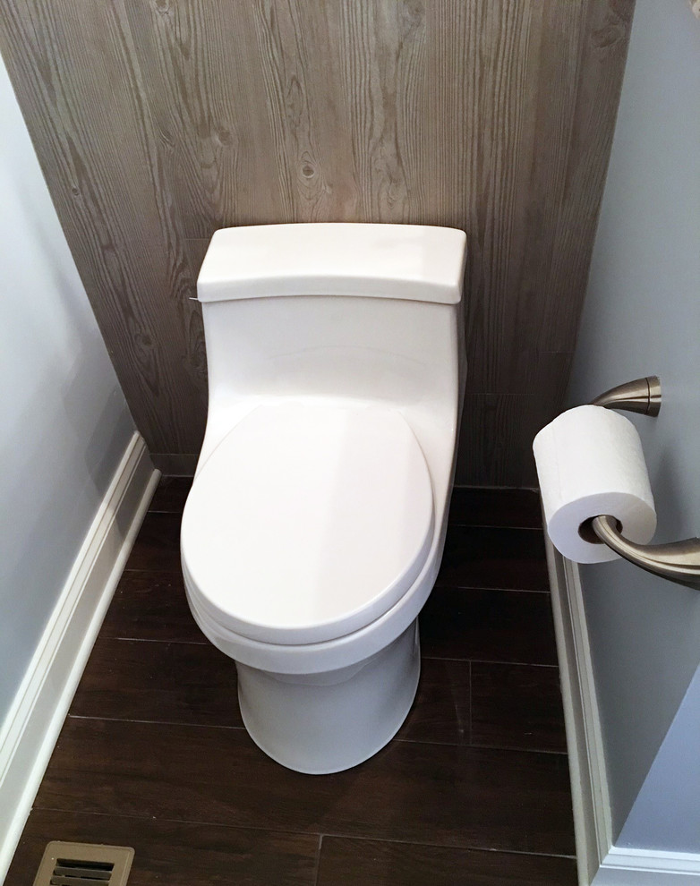Idéer för stora funkis toaletter, med luckor med upphöjd panel, vita skåp och bänkskiva i kvarts
