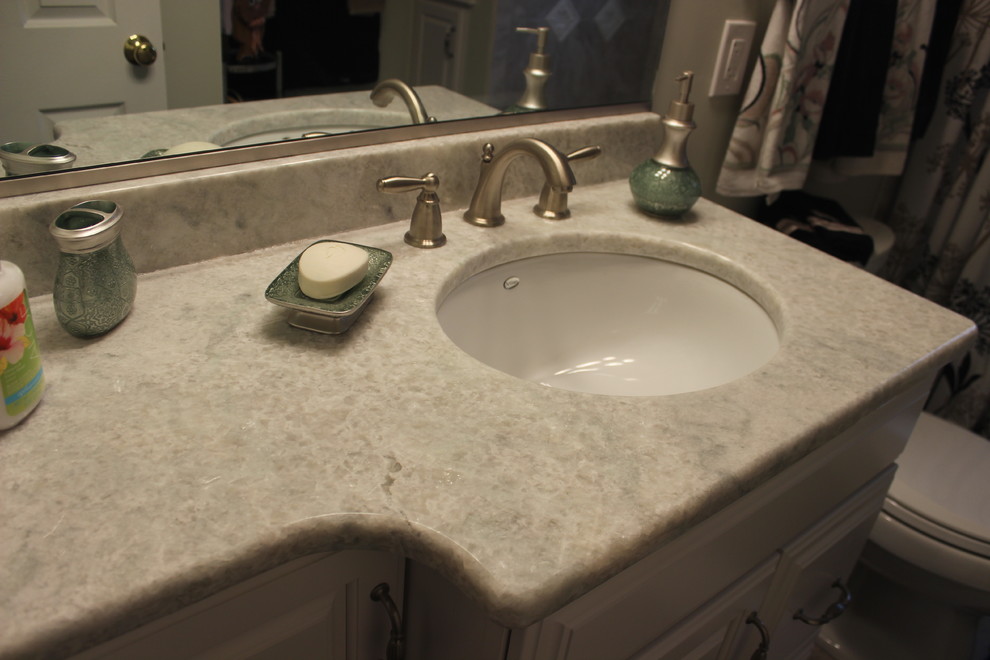 Ejemplo de cuarto de baño tradicional con encimera de mármol