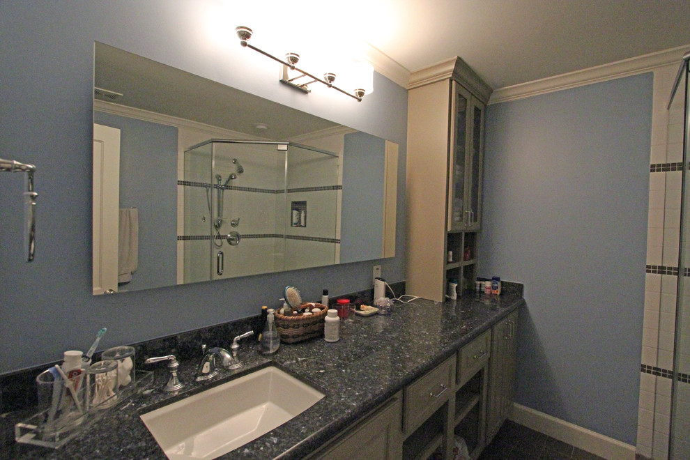 Пример оригинального дизайна: главная ванная комната среднего размера в современном стиле с врезной раковиной, столешницей из гранита, угловым душем, серыми фасадами, керамической плиткой, синими стенами и полом из керамической плитки