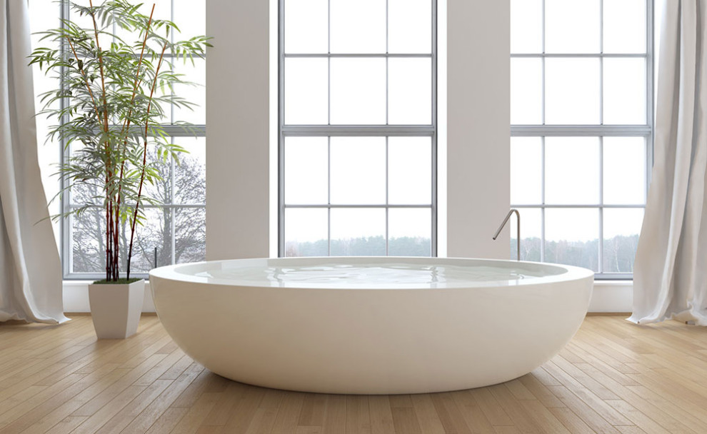 Ejemplo de cuarto de baño contemporáneo de tamaño medio con bañera exenta, sanitario de una pieza, paredes multicolor, suelo de mármol, encimera de mármol, suelo blanco y encimeras blancas