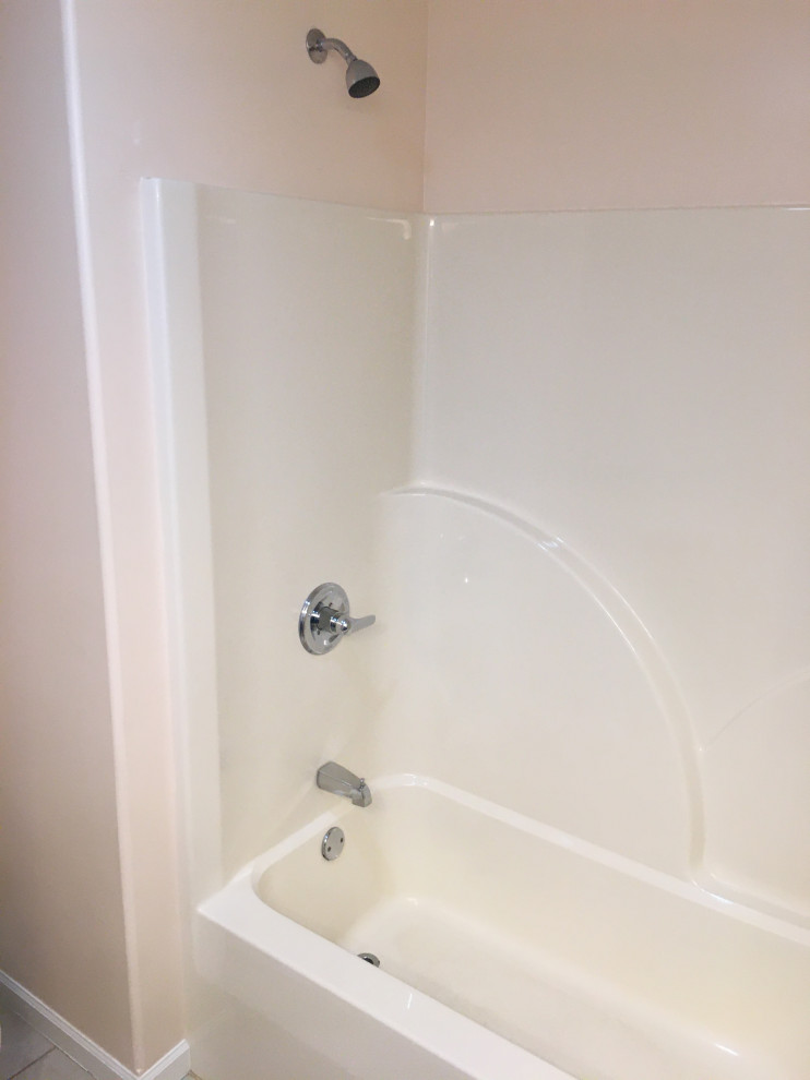 Esempio di una stanza da bagno padronale classica di medie dimensioni con doccia alcova, piastrelle beige, porta doccia scorrevole e panca da doccia