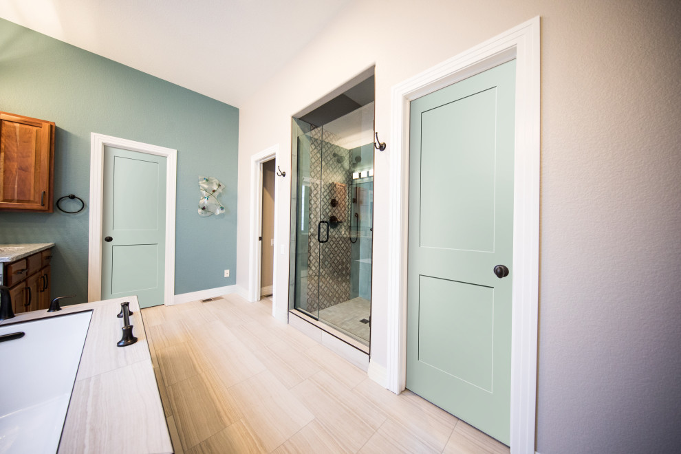 Источник вдохновения для домашнего уюта: большая главная ванная комната в современном стиле с угловой ванной, двойным душем, синими стенами, монолитной раковиной, столешницей из гранита, бежевым полом, душем с распашными дверями и разноцветной столешницей