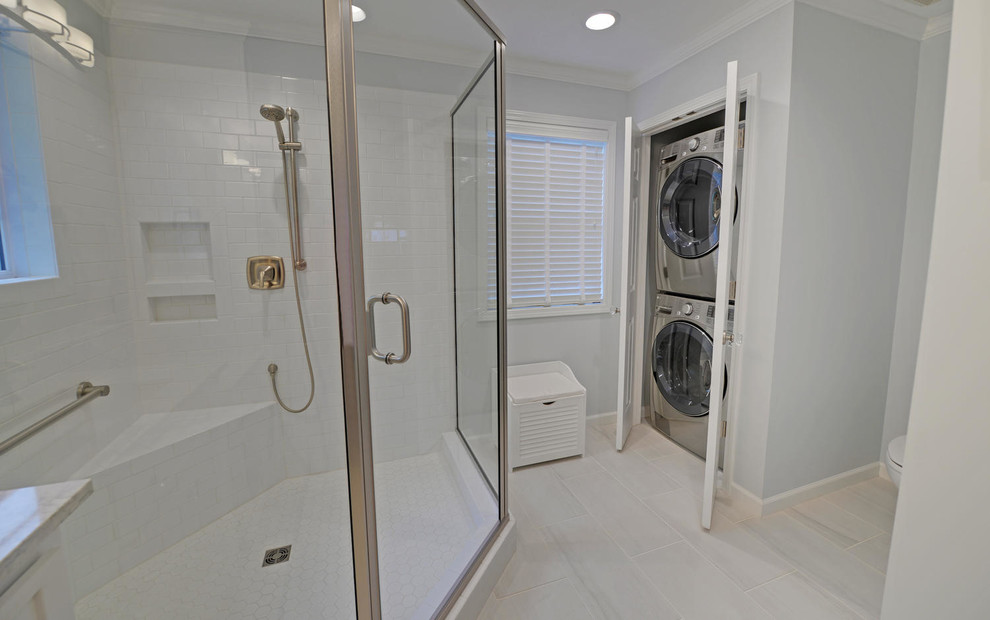 Inspiration för mellanstora klassiska badrum med dusch, med luckor med profilerade fronter, vita skåp, en hörndusch, vit kakel, tunnelbanekakel, vita väggar, klinkergolv i porslin, ett undermonterad handfat och granitbänkskiva
