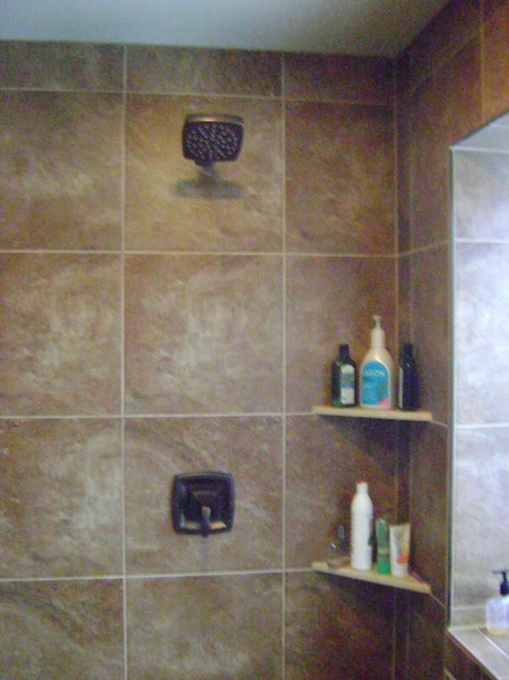 Свежая идея для дизайна: главная ванная комната в современном стиле с открытым душем, бежевой плиткой и керамической плиткой - отличное фото интерьера