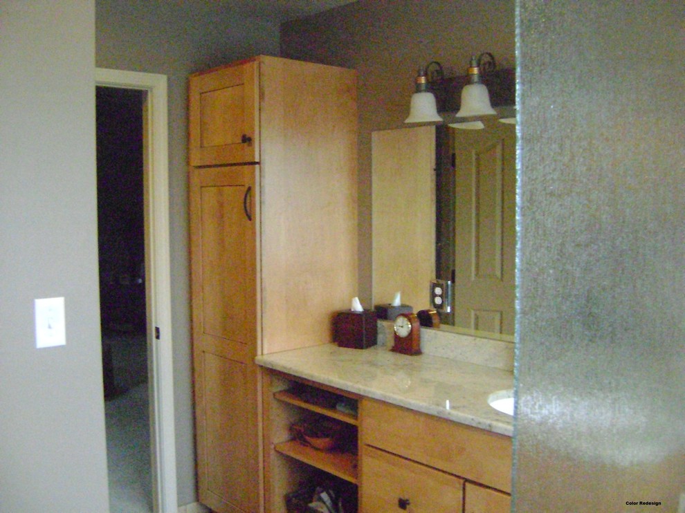 Foto på ett stort vintage en-suite badrum, med ett undermonterad handfat, luckor med infälld panel, skåp i mellenmörkt trä, granitbänkskiva, en öppen dusch, beige kakel, keramikplattor, beige väggar och klinkergolv i keramik
