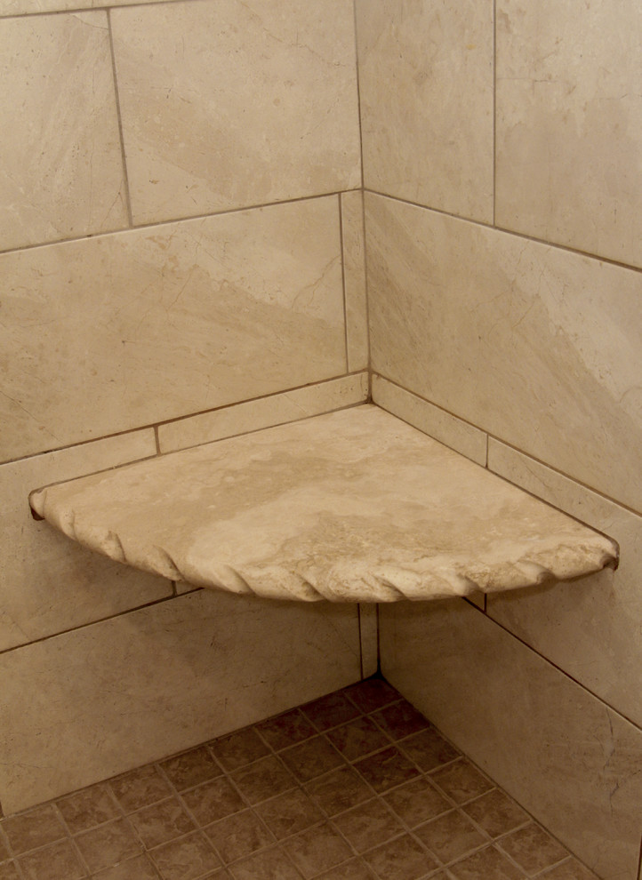 Cette photo montre une salle de bain méditerranéenne en bois clair avec un plan de toilette en granite, un carrelage beige, des carreaux de céramique, un mur beige et un lavabo encastré.